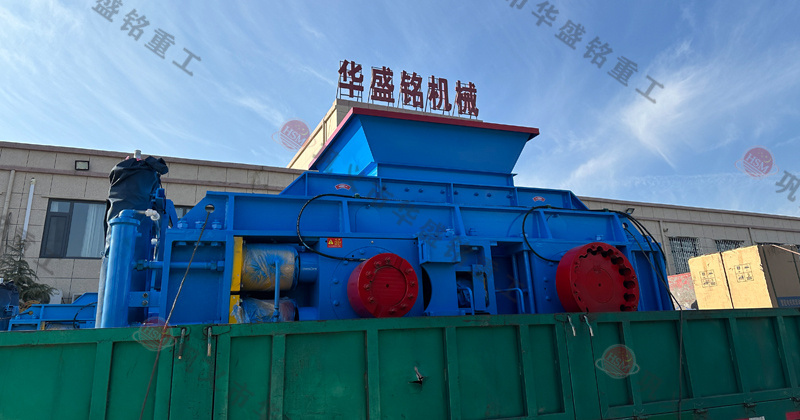 玄武巖粉碎成1-5mm用什么設(shè)備？推薦時(shí)產(chǎn)80噸對(duì)輥制砂機(jī)